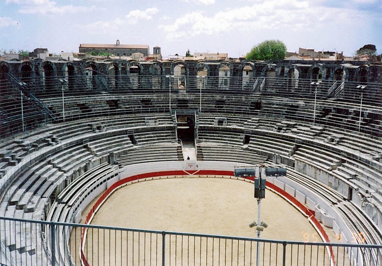 円形闘技場 　Les Arènes