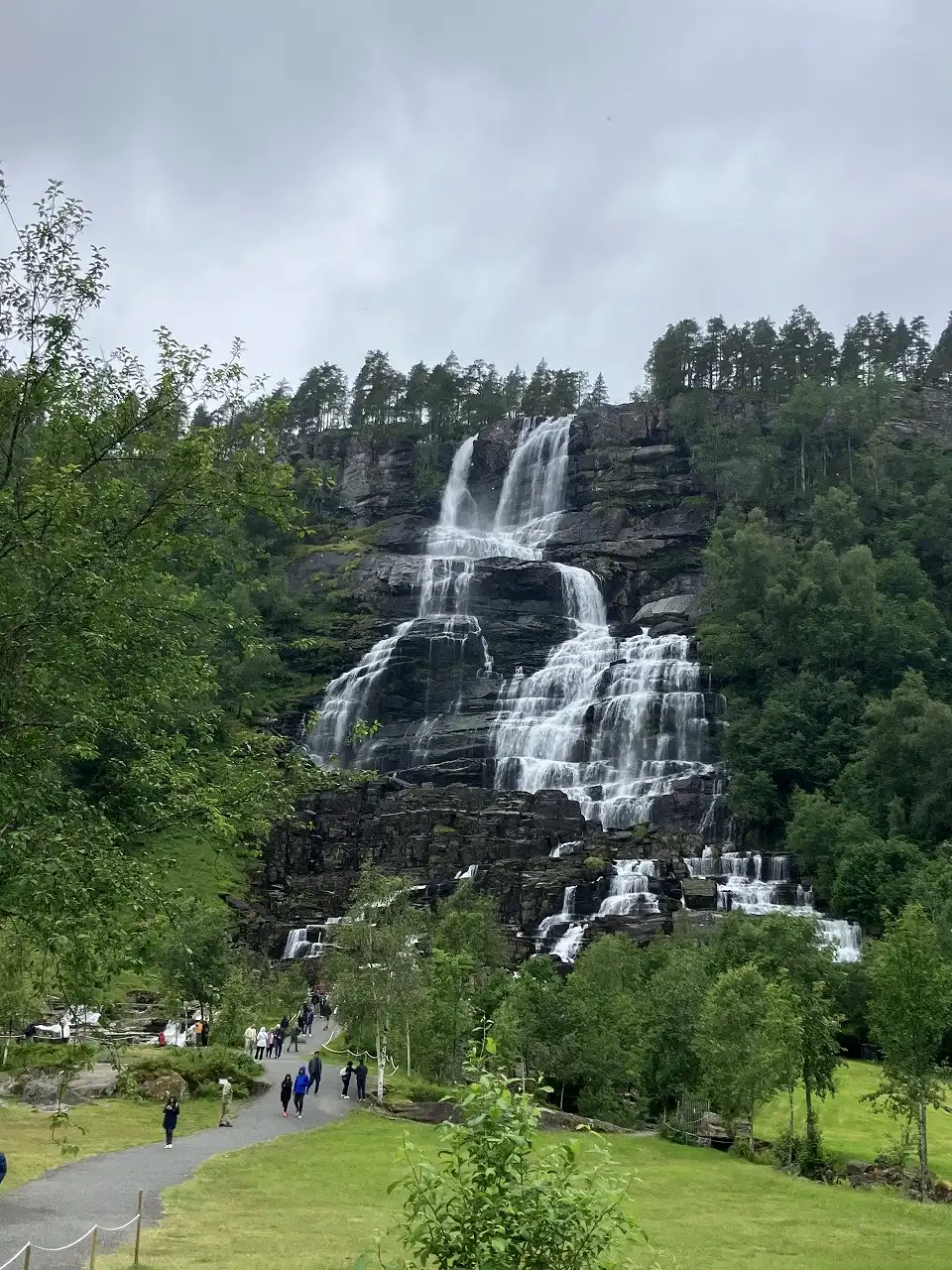ツヴィンデの滝 Tivindefossen
