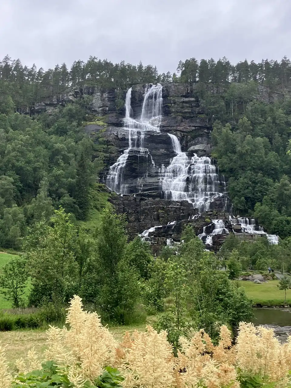 ツヴィンデの滝 Tivindefossen