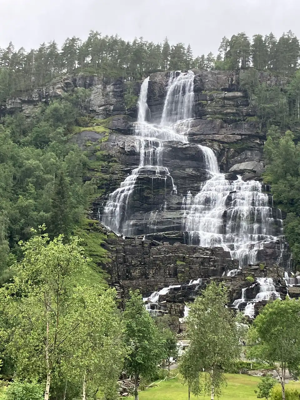 Tツヴィンデの滝 Tivindefossen