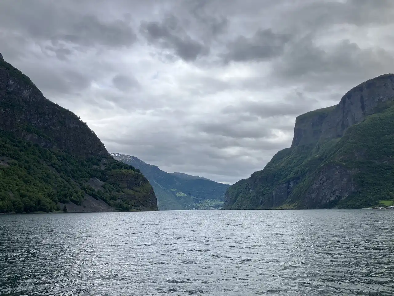 ネーロイ・フィヨルド Nærøyfjord