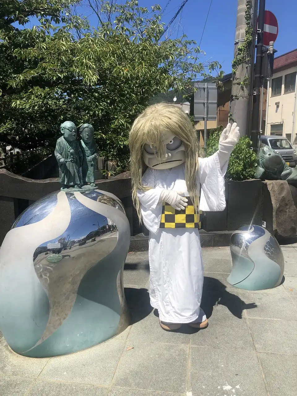 水木しげるロード 水木しげる夫妻像・砂かけ婆
